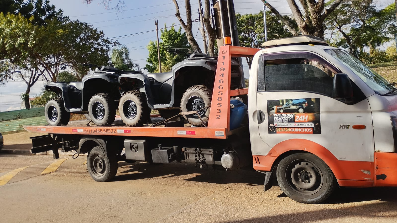 Guincho R.O.R transportando quadriciclos em plataforma