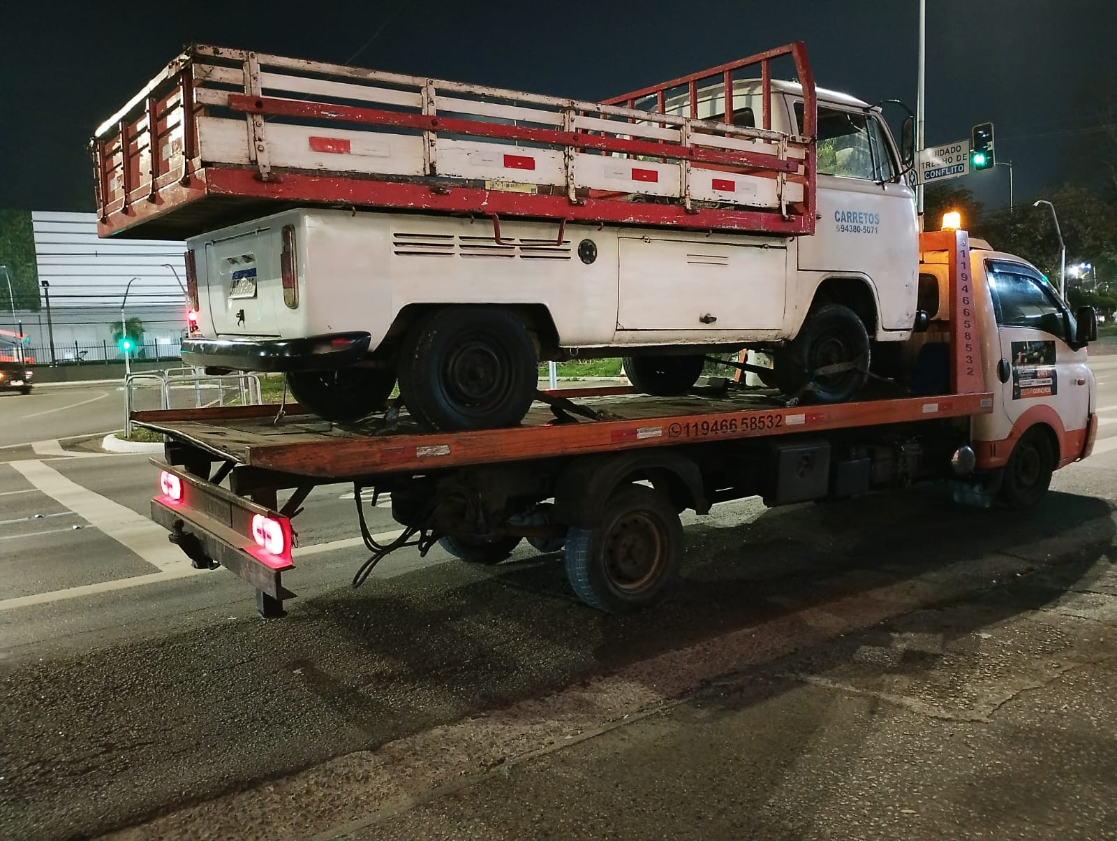 Guincho R.O.R rebocando Kombi carroceria à noite em São Paulo